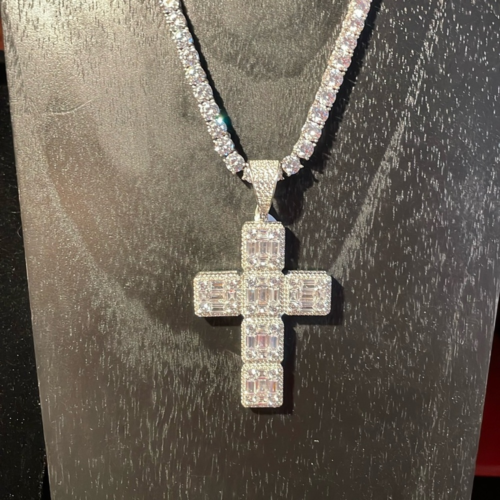 Sterling silver tennis chain set with pendant piece